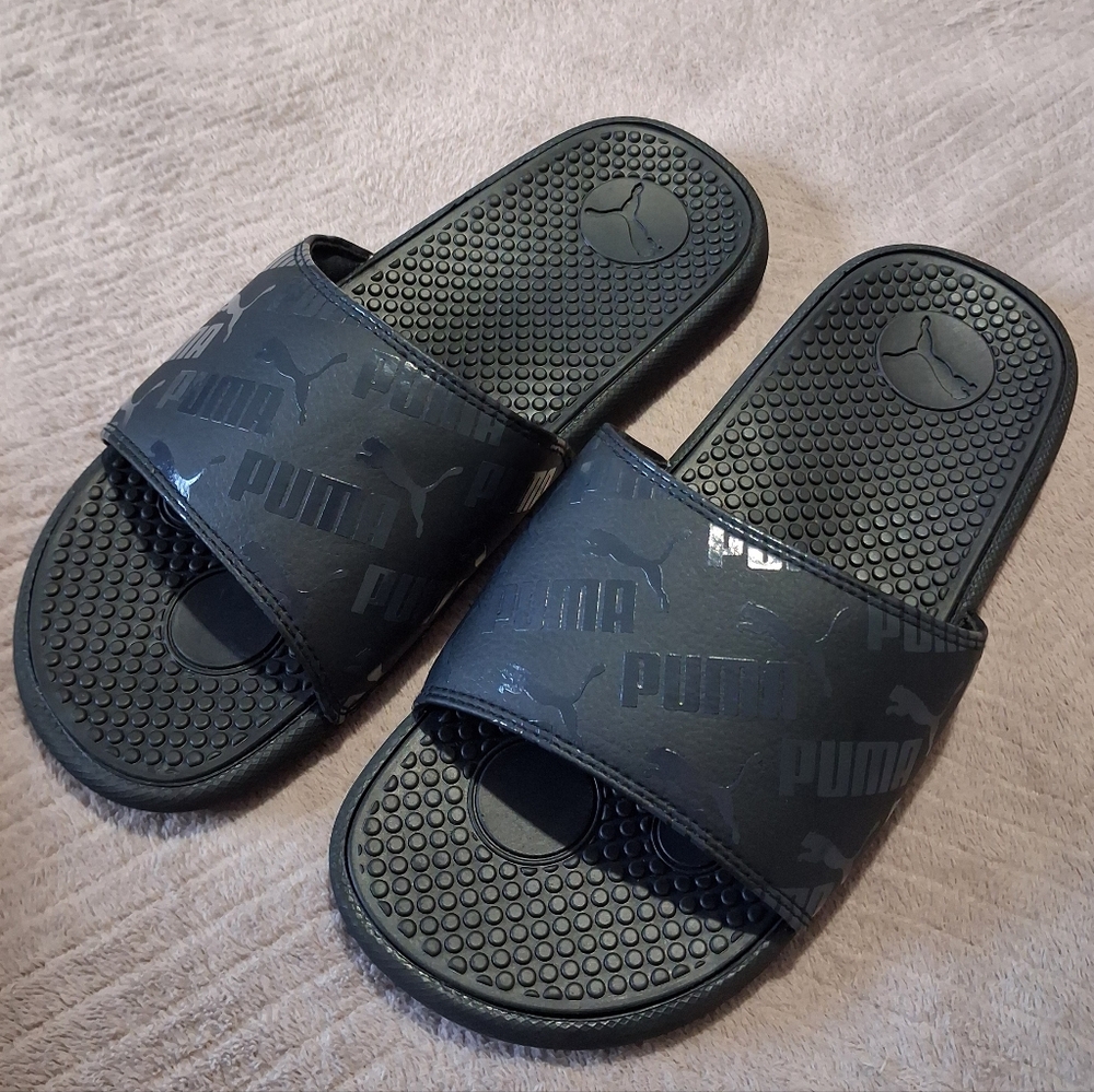 🆕Puma Black Slide Sandals w/ Allover Logo Sise 6 Youth Or Womens 7-7.5